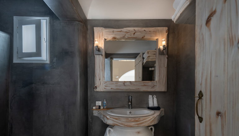 4* Athermi Suites Santorini