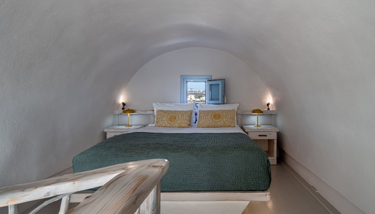 4* Athermi Suites Santorini