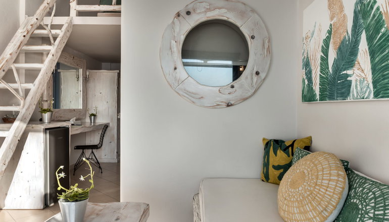 4* Athermi Suites Santorini