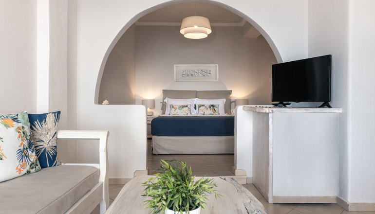 4* Athermi Suites Santorini