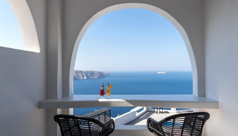 4* Athermi Suites Santorini