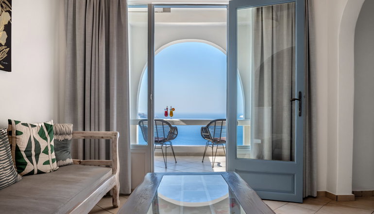 4* Athermi Suites Santorini