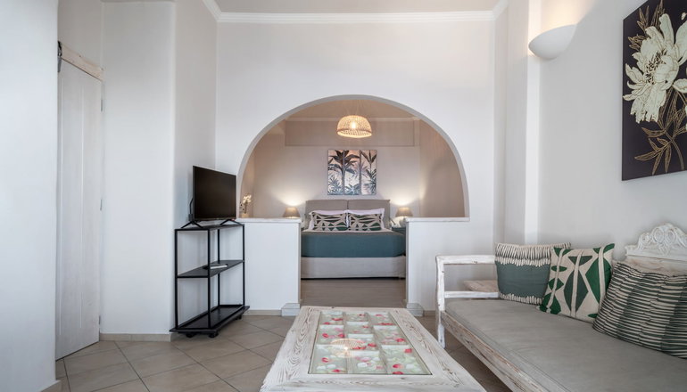 4* Athermi Suites Santorini