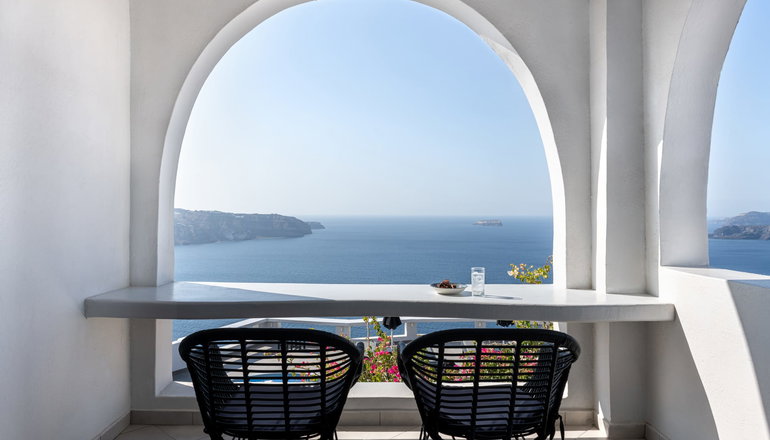 4* Athermi Suites Santorini