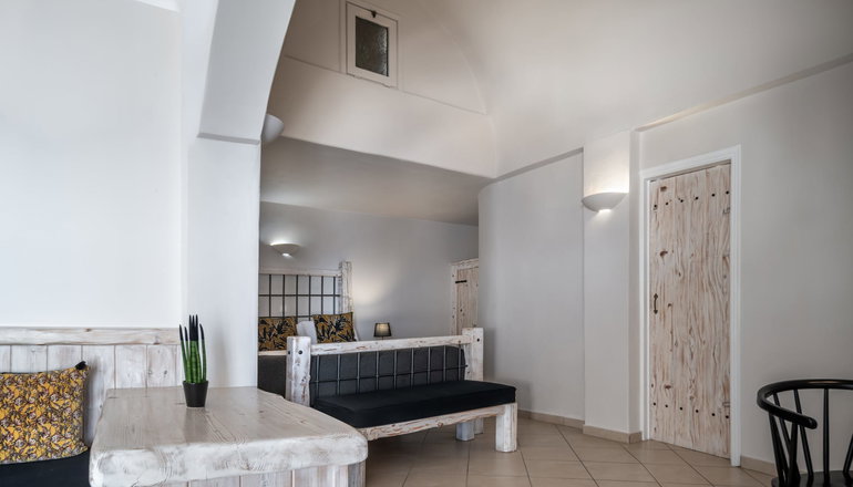 4* Athermi Suites Santorini
