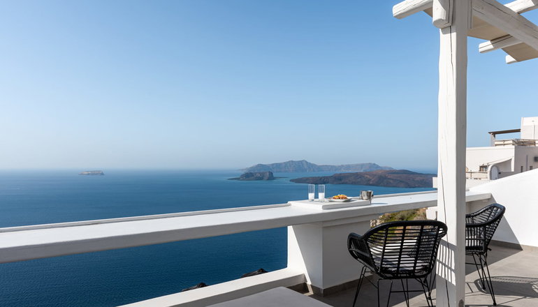 4* Athermi Suites Santorini