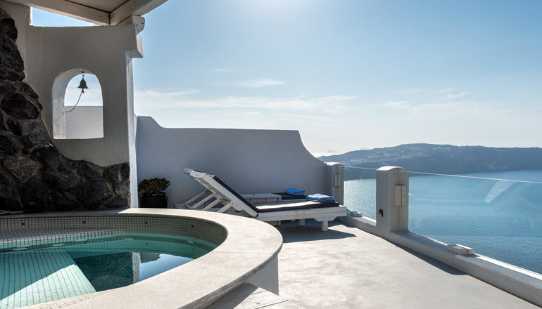 4* Athermi Suites Santorini