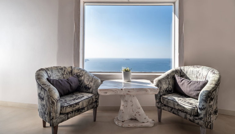 4* Athermi Suites Santorini
