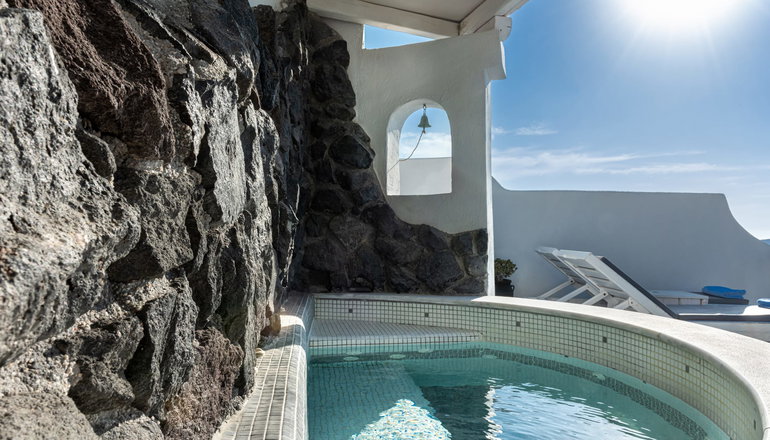 4* Athermi Suites Santorini