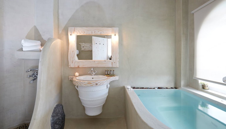 4* Athermi Suites Santorini