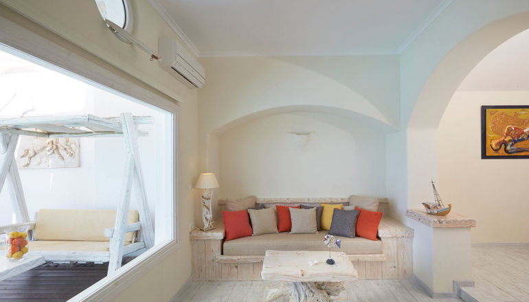 4* Athermi Suites Santorini