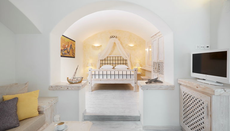 4* Athermi Suites Santorini