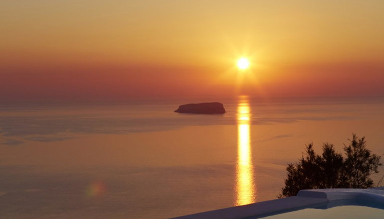 4* Athermi Suites Santorini