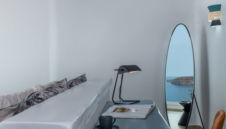 4* Athermi Suites Santorini