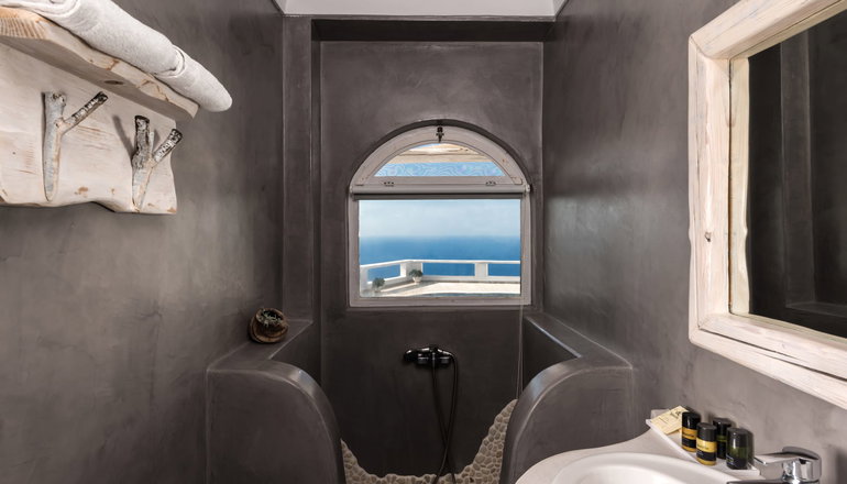 4* Athermi Suites Santorini