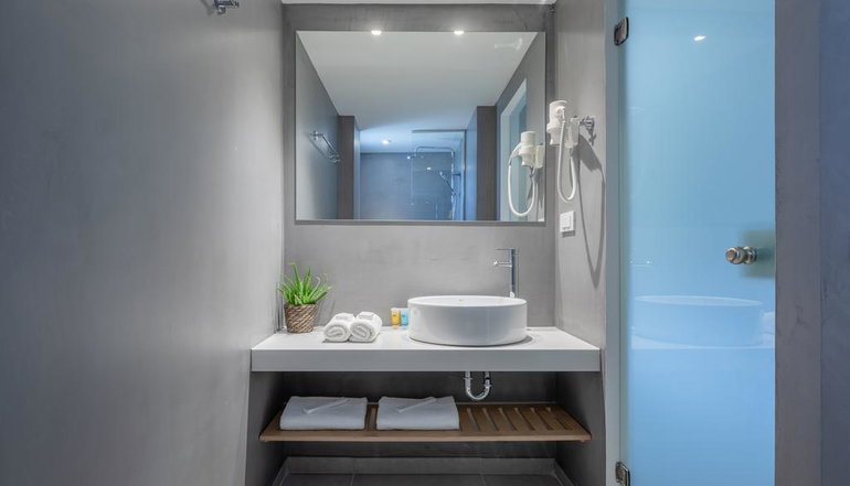 4* Avra Hotel
