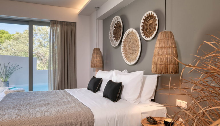 4* Crystal Waters