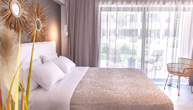 4* Crystal Waters