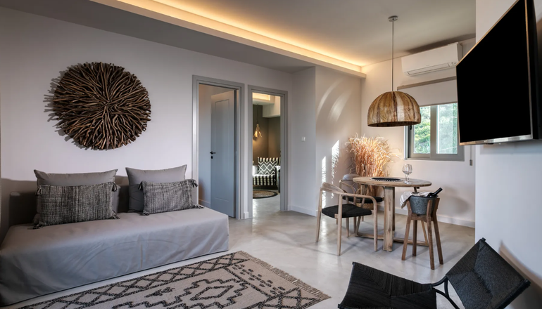 4* Crystal Waters