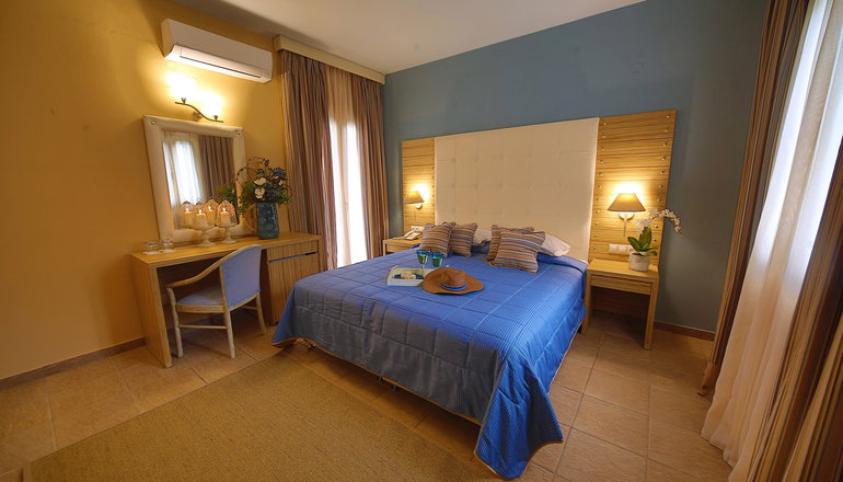 4* Dolphin Bay Seaside Resort & Suites - Γαλησσάς, Σύρος