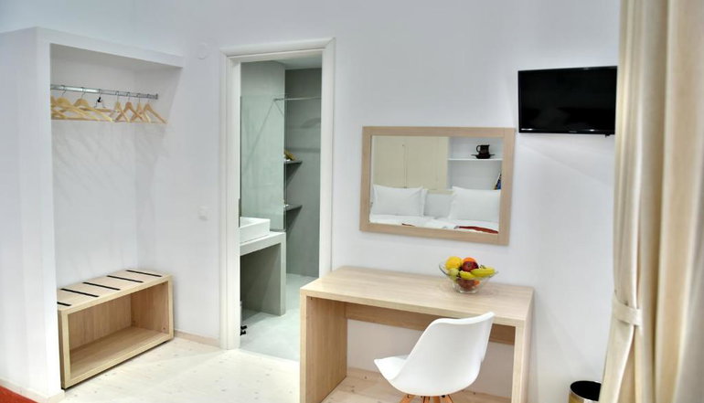 4* Douskos Port House