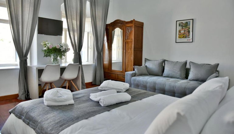 4* Douskos Port House