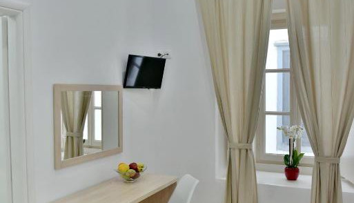 4* Douskos Port House
