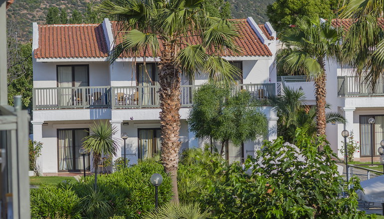 4* Golden Coast Hotel & Bungalows