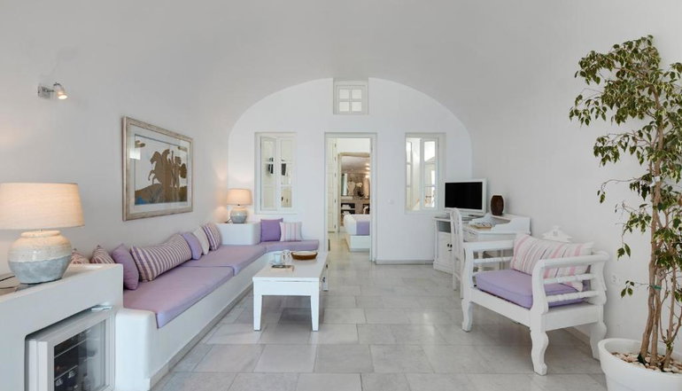 4* Iliovasilema Suites Santorini