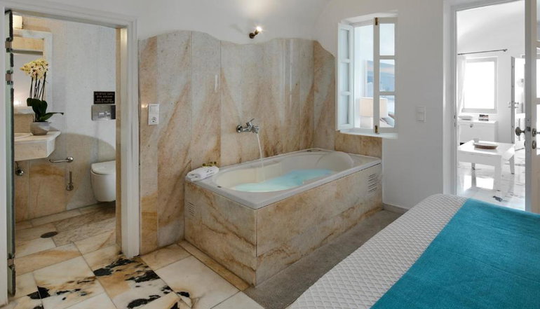 4* Iliovasilema Suites Santorini