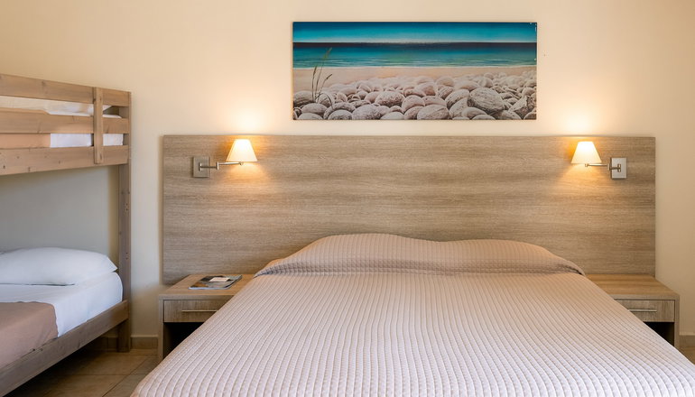 4* Canvas by Mitsis Messonghi - Μωραΐτικα, Κέρκυρα