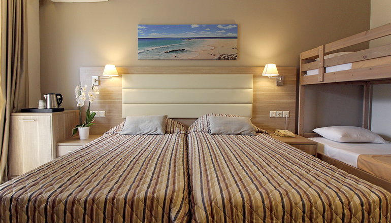 4* Canvas by Mitsis Messonghi - Μωραΐτικα, Κέρκυρα