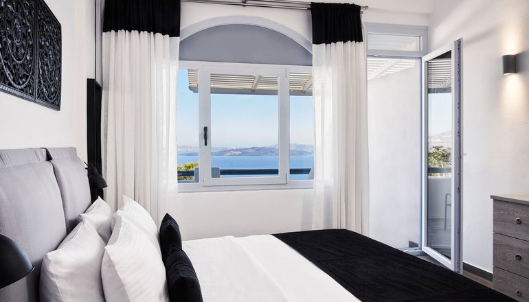4* Mr & Mrs White Santorini