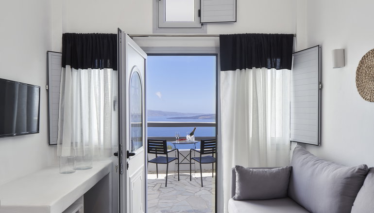 4* Mr & Mrs White Santorini