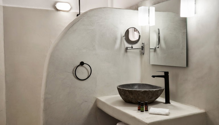 4* Mr & Mrs White Santorini