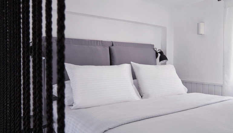 4* Mr & Mrs White Santorini