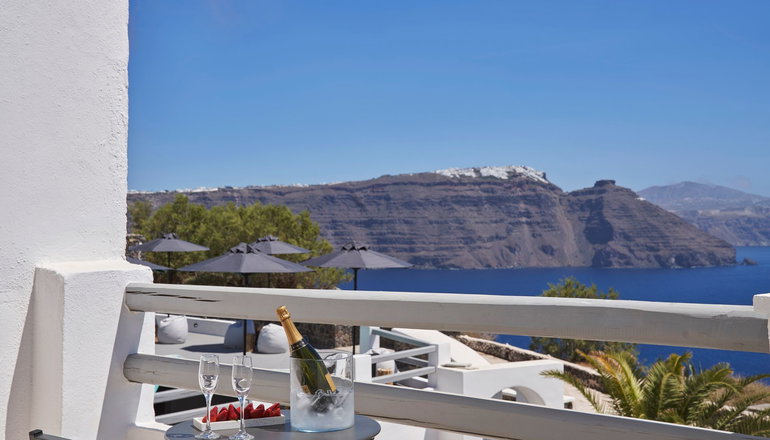 4* Mr & Mrs White Santorini
