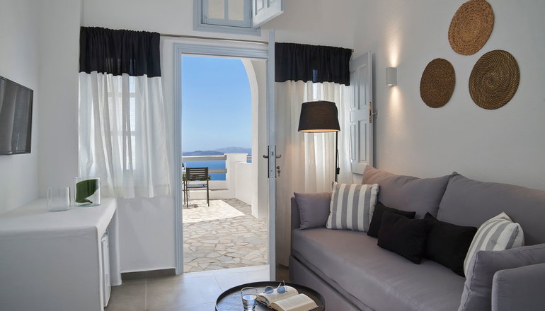 4* Mr & Mrs White Santorini