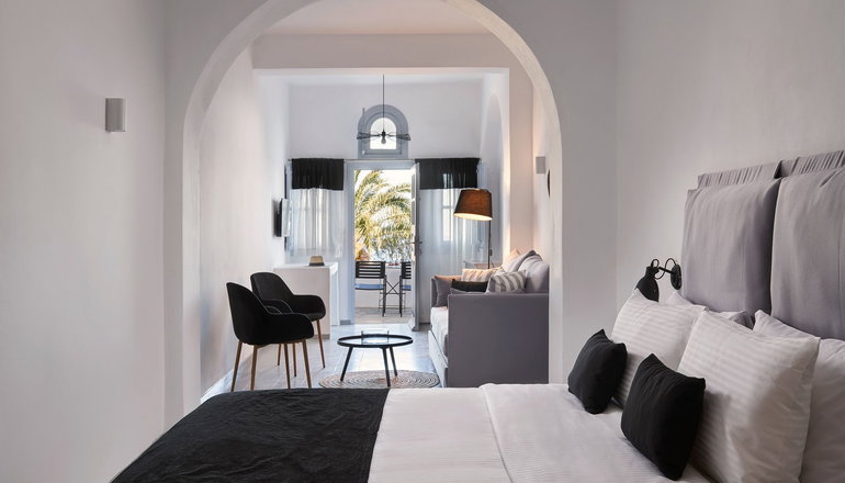 4* Mr & Mrs White Santorini