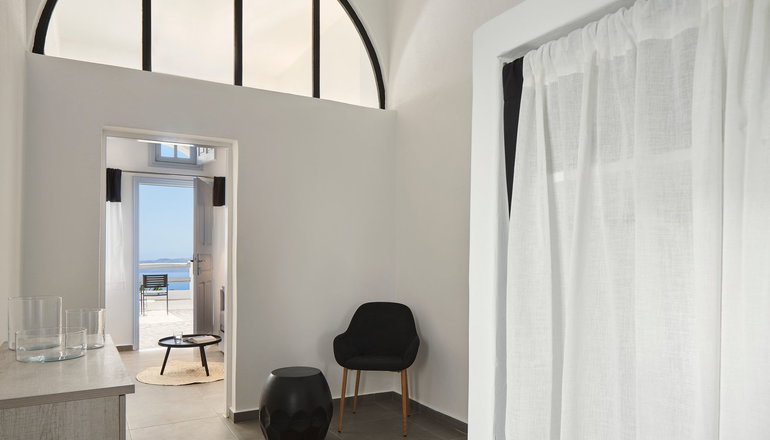 4* Mr & Mrs White Santorini