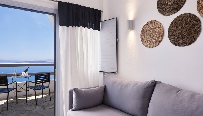 4* Mr & Mrs White Santorini