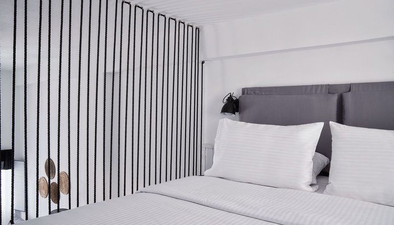 4* Mr & Mrs White Santorini