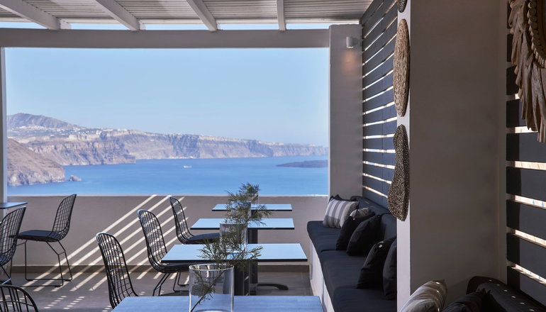 4* Mr & Mrs White Santorini