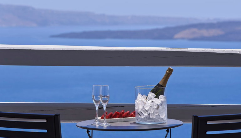 4* Mr & Mrs White Santorini