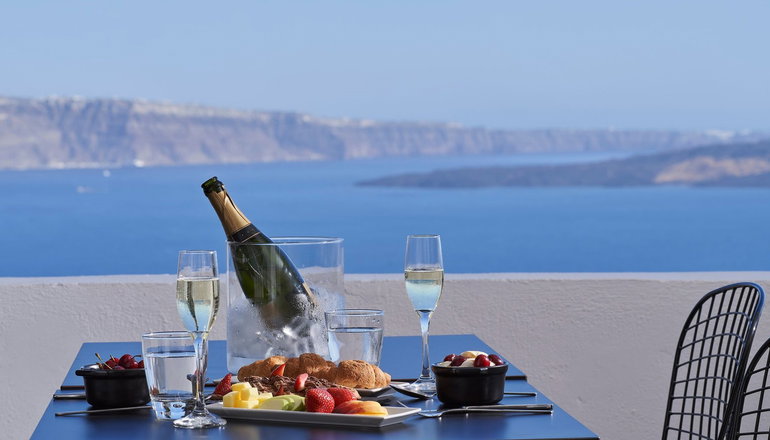 4* Mr & Mrs White Santorini