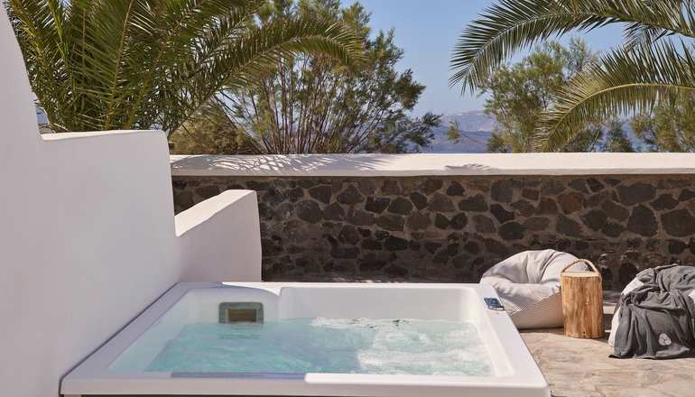 4* Mr & Mrs White Santorini