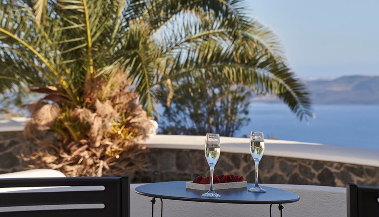 4* Mr & Mrs White Santorini