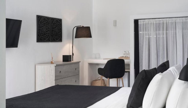 4* Mr & Mrs White Santorini