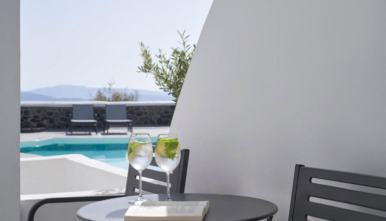 4* Mr & Mrs White Santorini