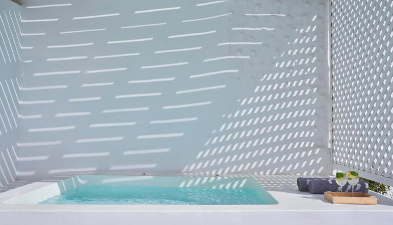4* Mr & Mrs White Santorini